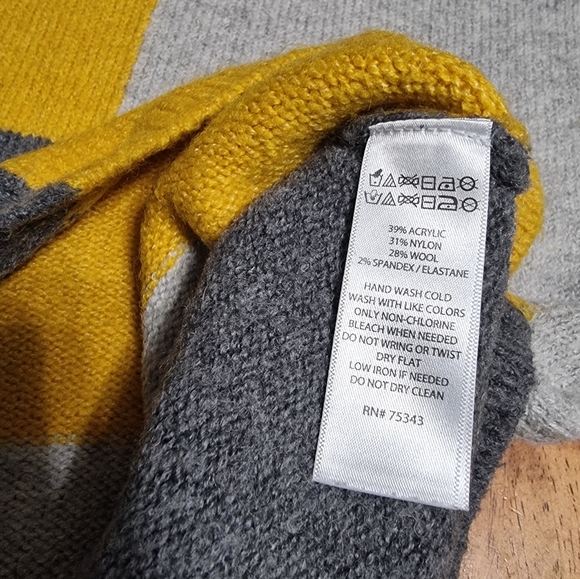 3/$40 Sale! Cute 3 Tone Sweater - Picture 5 of 6
